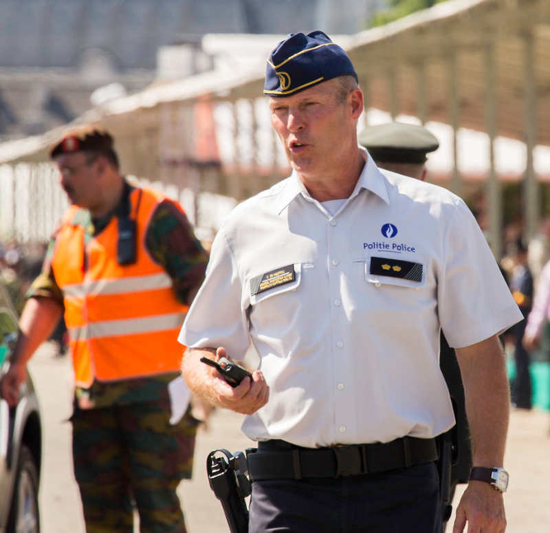 Belgische politieagent op het terrein Bereid je voor op de examens voor de Belgische politie.