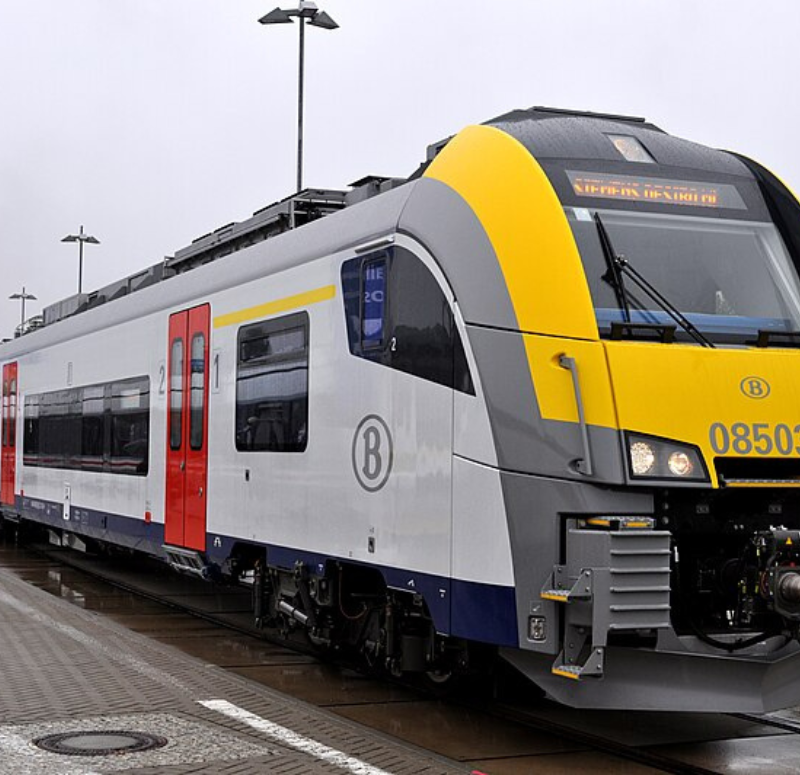 NMBS trein klaar voor vertrek in België Bereid je voor op de NMBS-testen voor ambtenaren in België.